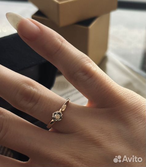 Кольцо с бриллиантом