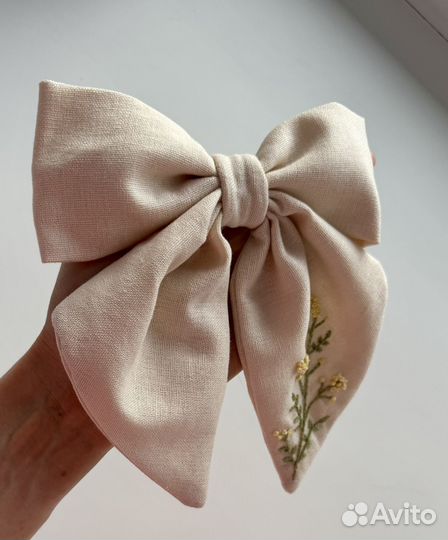 Бант с вышивкой ручная работа