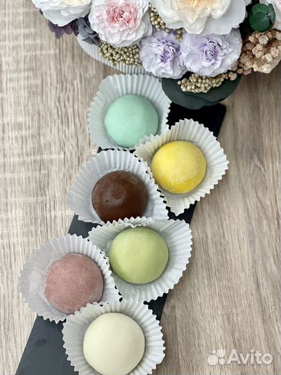 Японский десерт моти и макаронсы