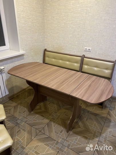 Кухонный уголок со столом и стульями