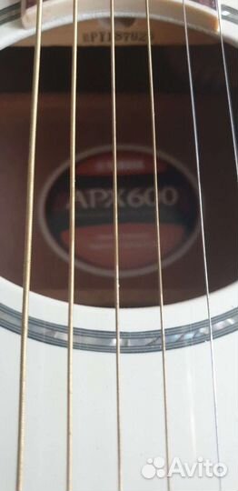 Гитара Yamaha APX 600 Vintage White