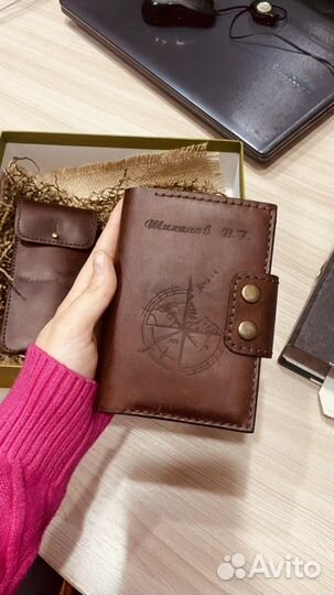 Портмоне и очечник из кожи с гравировкой на заказ