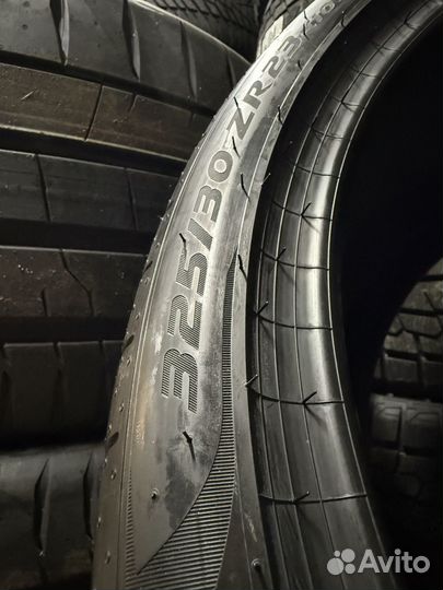 Pirelli P Zero Sports CAR 285/35 R23 и 325/30 R23 109Y