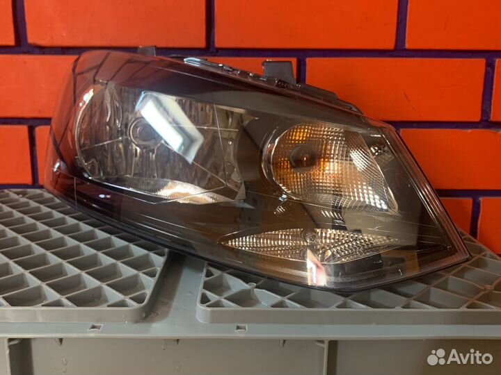Продам фару правую на Фольцваген Поло