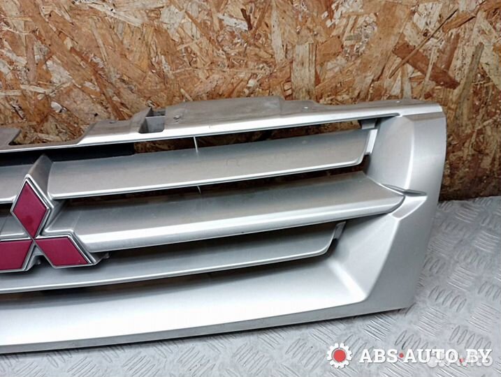Решетка радиатора Mitsubishi Pajero 3 2002