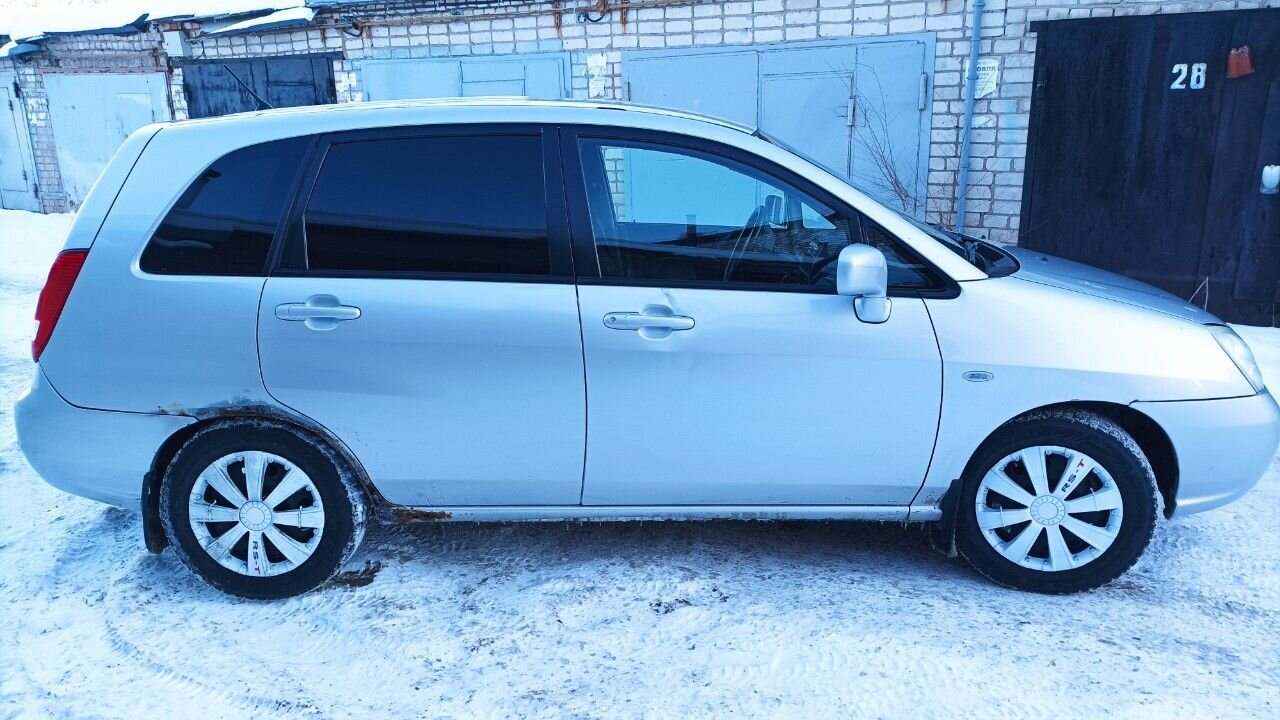 Suzuki Liana: фото владельца