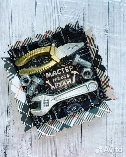 Шоколадный подарок на 23 февраля инструменты