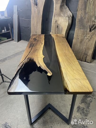 Стол из эпоксидной смолы и слэба