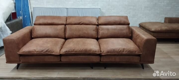 Большой мягкий кожаный диван