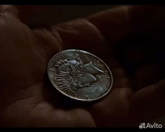 Легендарная монета из Бэтмана.одинаковые стороны