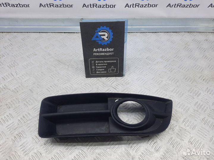 Рамка противотуманной фары правой Audi A3 8P 2.0