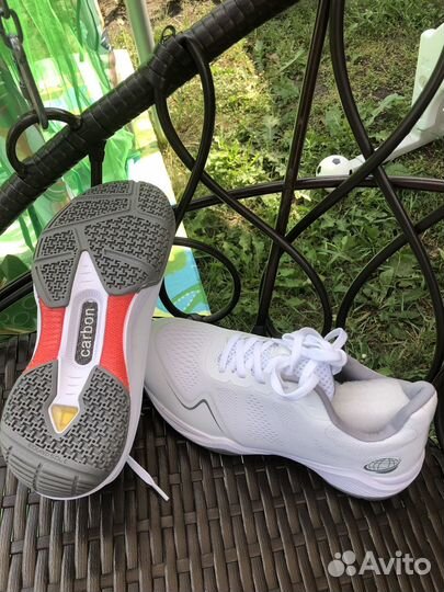 Кроссовки женские