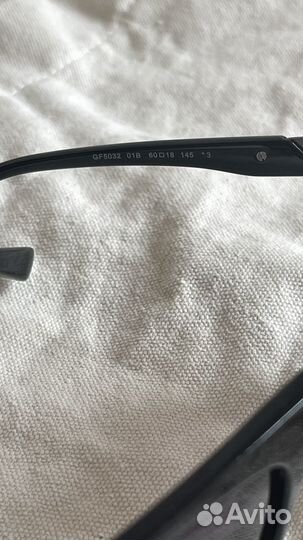 Солнцезащитные очки Guess