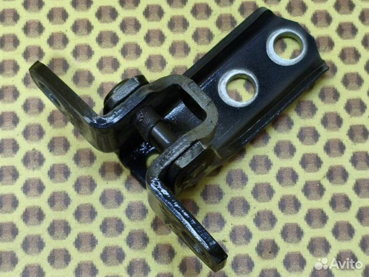 Петля двери передняя нижняя левая Mitsubishi