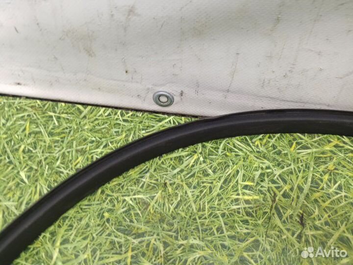 Уплотнительная резинка крышки багажника левая Ford