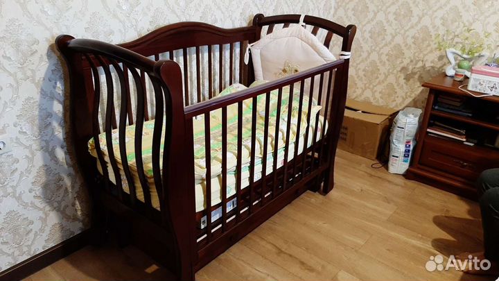 Детская кроватка с продольным маятником