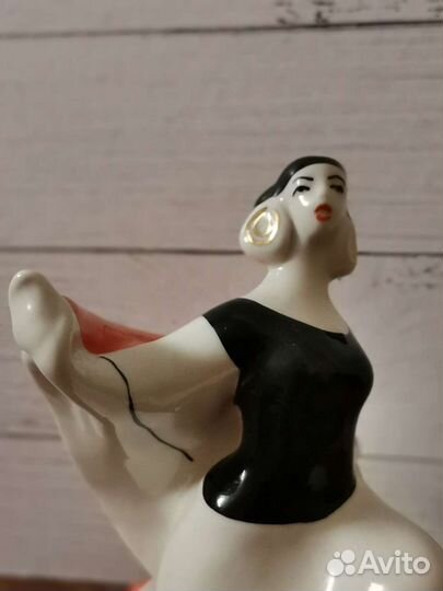 Статуэтка Кармен. Испанский танец с платком