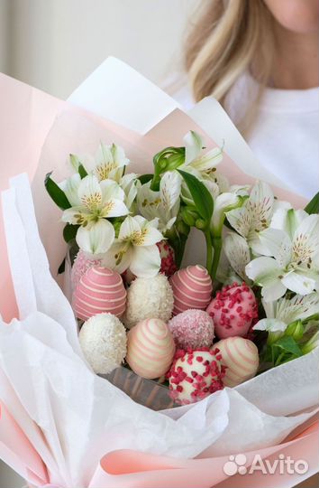 Сладкий букет с клубникой в шоколаде и цветами