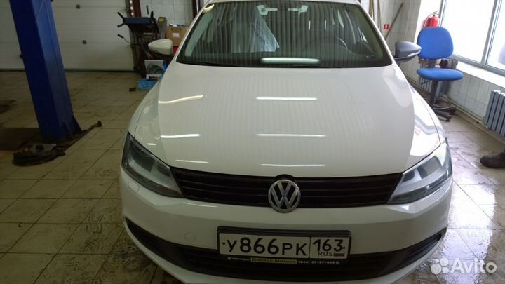 Лобовое стекло Volkswagen Jetta с молдингом