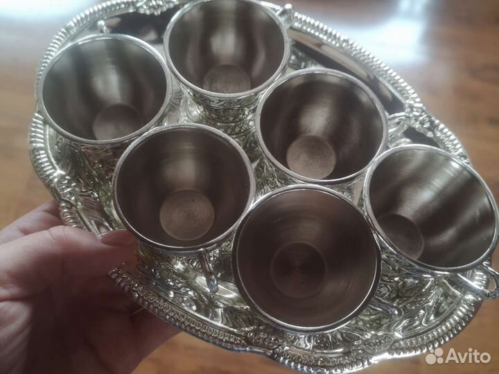 Кофейные чашки на подносе