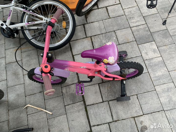 Детский велосипед с дополнительными колесами