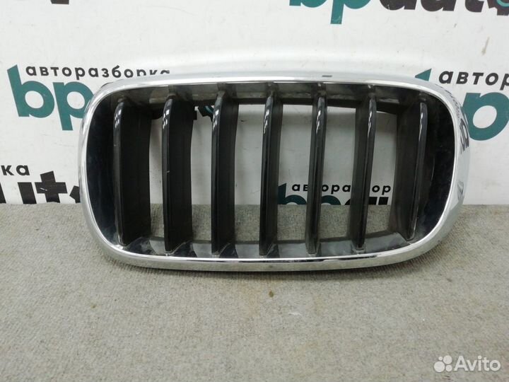 Решетка радиатора левая 51117316075 BMW