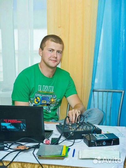 Диджей с оборудованием Dj Звукооператор