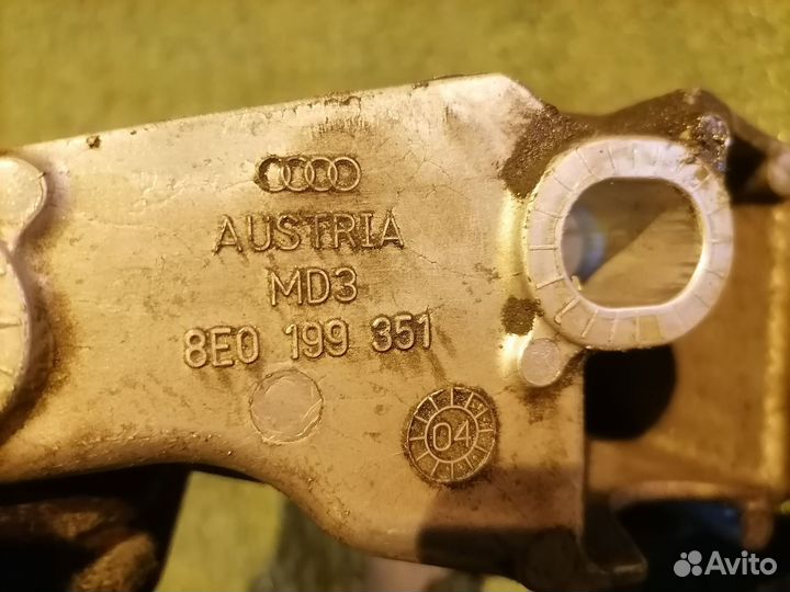 Опора двигателя (подушка двс) левая 8E0199379B Aud