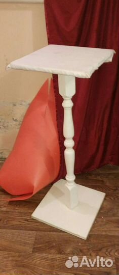 Декаротивный столик высотой 0,95м