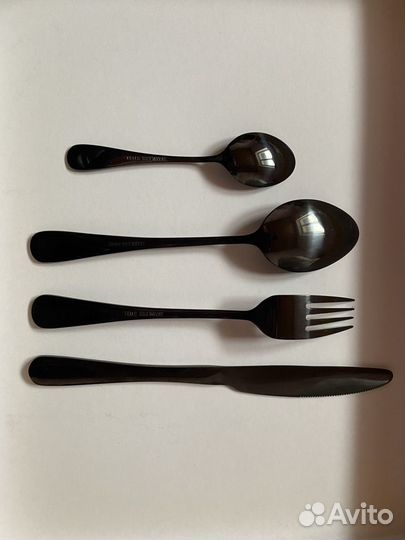 Столовые приборы черного цвета