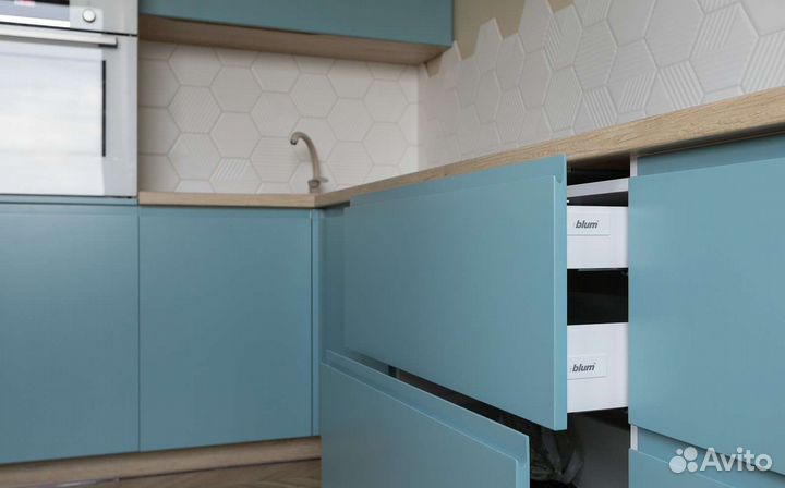 Кухня с крашенными фасадами (эмаль)