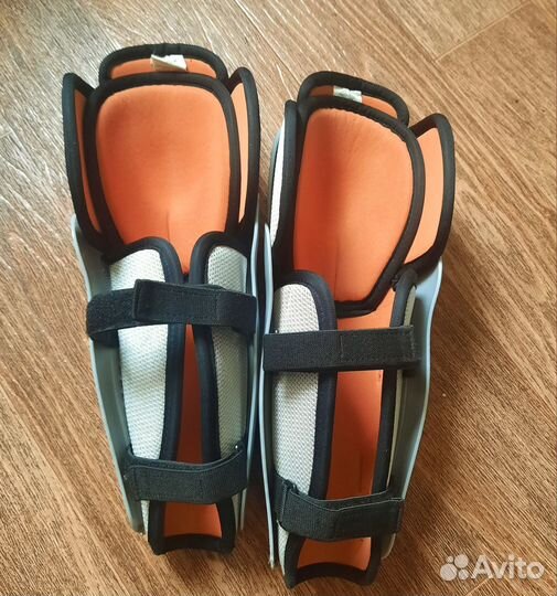 Щитки хоккейные 11