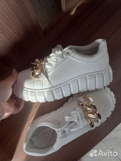 Кроссовки новые