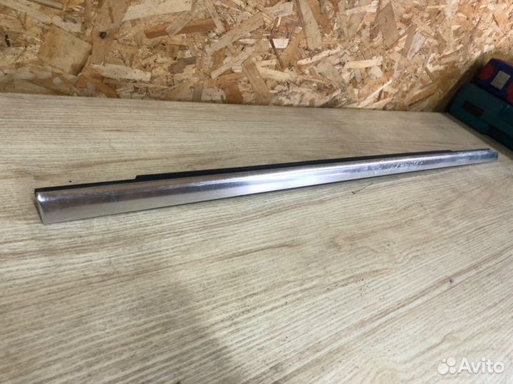 Накладка двери передняя левая Mercedes-Benz