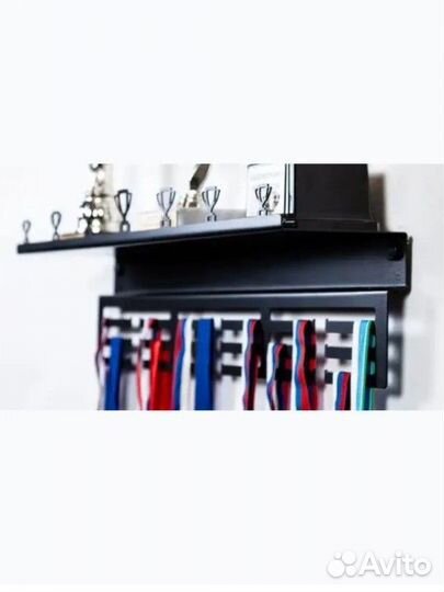 Медальница с полкой для кубков металлическая новая