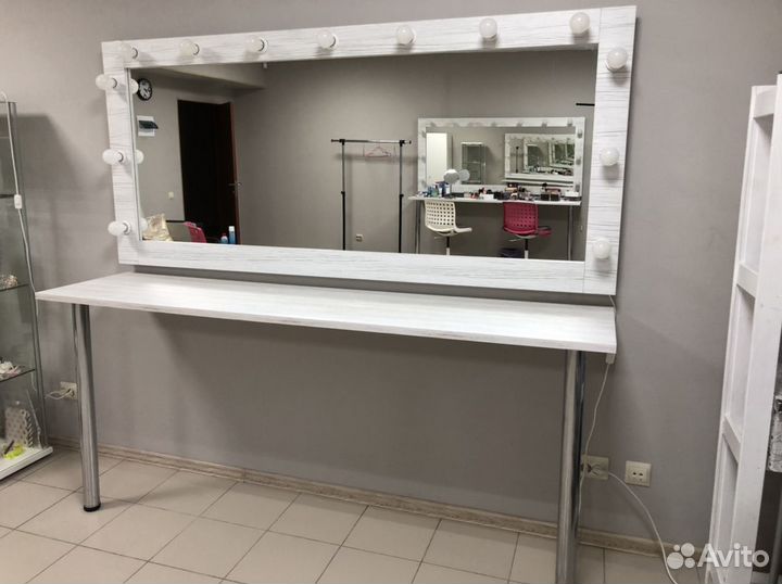 Стол и зеркало визажиста