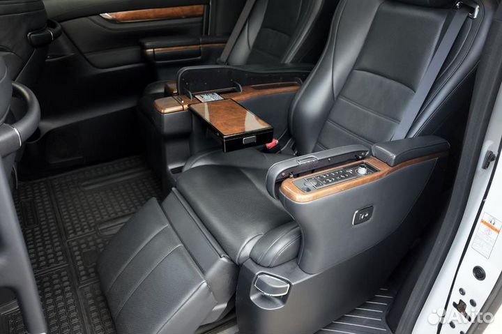 Аренда автомобиля с водителем,трансферы