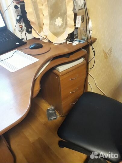 Угловой компьютерный стол с выдвижной тумбой