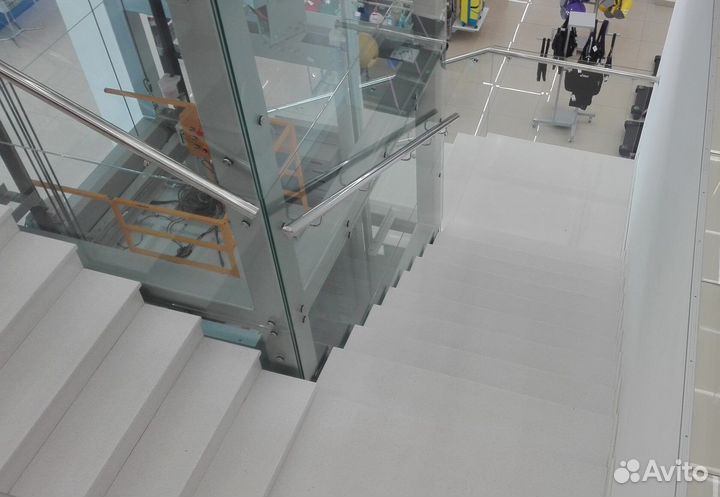 Лестница из кварцевого агломерата камня