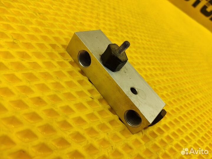 Клапан гидроподвески Mercedes-Benz W220 M113.991