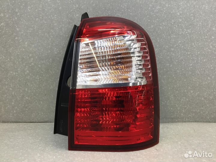 Фонарь задний наружный правый Nissan Terrano III