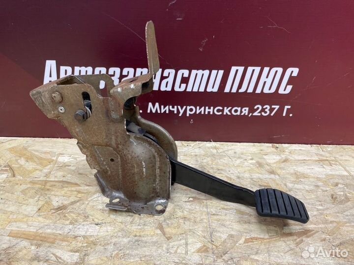 Педаль тормоза Renault Logan