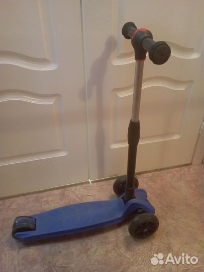 Самокат трёхколёсный со светящимися колесами