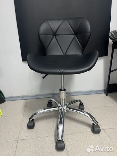 Стул мастера на колесиках