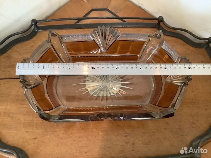 Красивая старинная ваза для фруктов