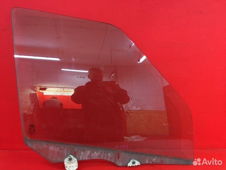 Стекло двери переднее правое Land Rover Discovery