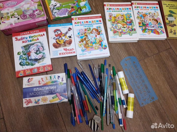 Много книг рюкзаки вещи с отъездом