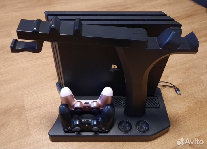 PS4 PRO с охлаждающей подстакой и аксессуарами