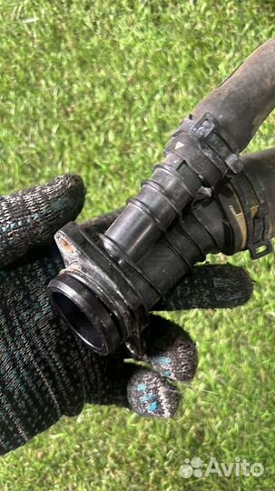 Тройник системы охлажления Audi 06M121147N