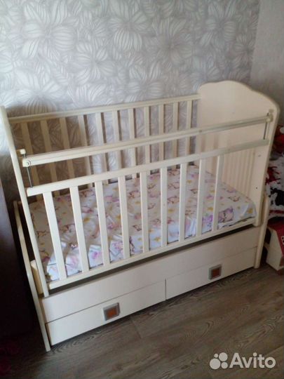 Детская кроватка с маятником